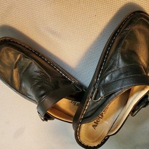Alegria Size 9 Leather Clogs